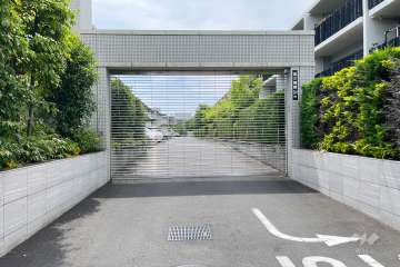 駐車場出入り口(リングシャッター付)