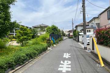 敷地の南側前面道路（西側から）