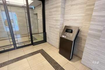 エントランスはオートロック付きです。