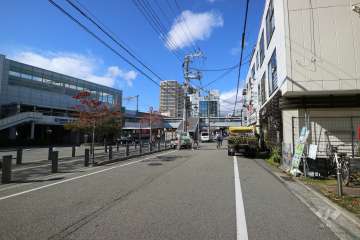 敷地南側の前面道路（東側から）今津駅のロータリーに面しています。