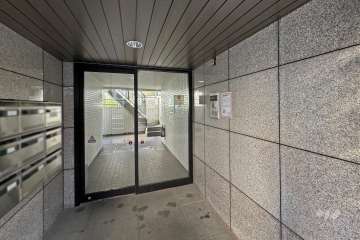 エントランスはオートロック付きです。