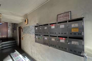 住戸入り口（共用ポスト）