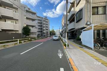 敷地南西側の前面道路（南東側から）