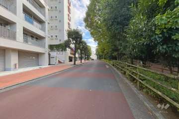 敷地西側の前面道路