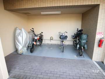 バイク置場と駐輪場