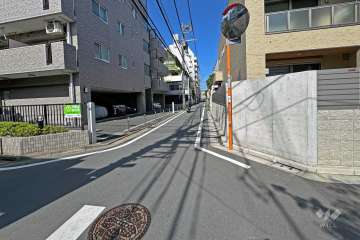 敷地の東側前面道路（南側から）