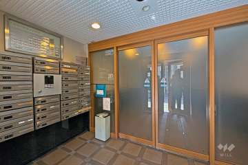 エントランスはオートロック付です。