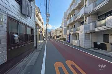 敷地の東側前面道路（北側から）