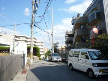 敷地の北側道路（西から）