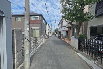 敷地の東側前面道路（南側から）