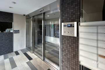 エントランスはオートロック付きです。