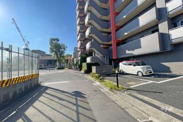 敷地東側の前面道路（北側から）