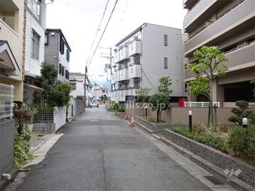 敷地南側は一戸建てが建ち並ぶ住宅地です。