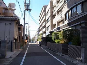 敷地南側の前面道路。駅前ながら、静かな住宅地にあります。