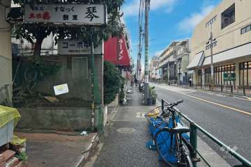 敷地北側の前面道路（東側から）