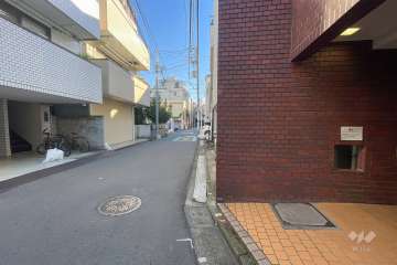 敷地北側の前面道路（西側から）