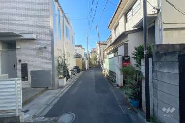 敷地西側の前面道路（北側から）
