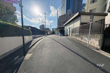 敷地の南側前面道路（東側から）