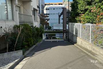 敷地の東側前面道路（南側から）