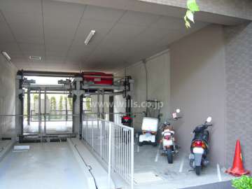 バイク置場と機械式駐車場