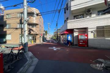 敷地の東側前面道路（南側から）