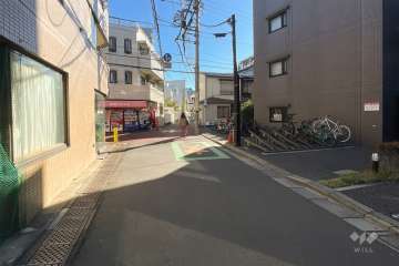 敷地の北側前面道路（西側から）