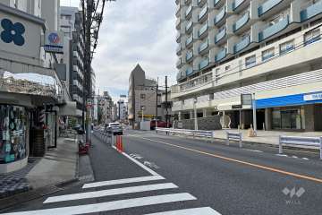 敷地西側の前面道路