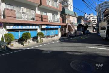 敷地の南側前面道路（西側から）