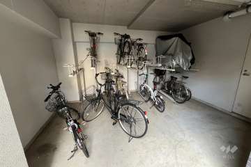 屋内に設けられた駐輪場