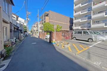 敷地の南側前面道路（東側から）