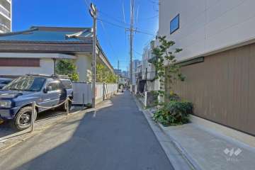 敷地の南側前面道路（西側から）