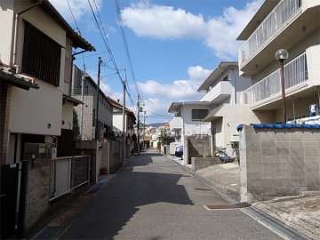 敷地南側の前面道路。周辺は一戸建てが中心に立ち並ぶ閑静な住宅地です。