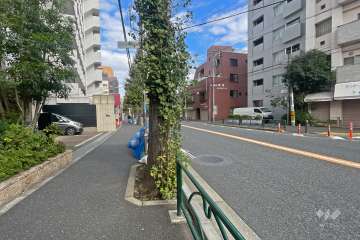 敷地東側は中野通りに面しています。