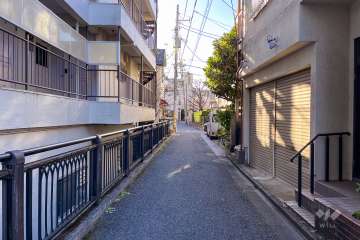 敷地北側の前面道路（東側から）