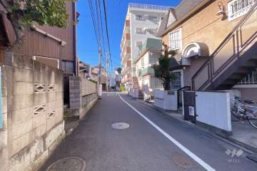 敷地南側の前面道路（東側から）