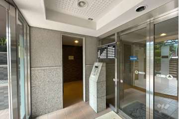 エントランスはオートロック付きです。