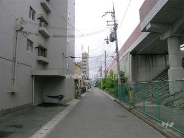 敷地の北側には阪急神戸線が走っています。