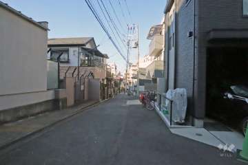 敷地東側の前面道路(北側から)