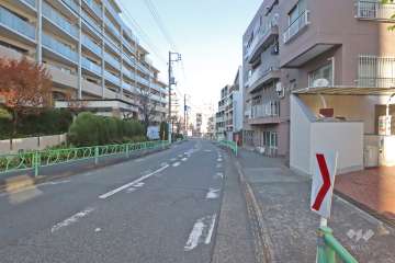 敷地西側の前面道路は区検通りです(南側から)。