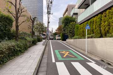 敷地南側の前面道路（東側から）