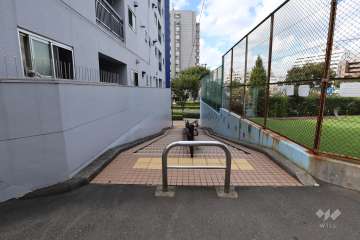 塔の山ハイツの北側前面道路（東側から）