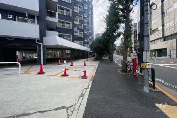 敷地の西側前面道路（北側から）