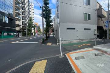 敷地の西側前面道路（南側から）