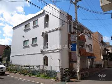 寿ハイツの外観（北東側から）　1階には店舗が入っています。