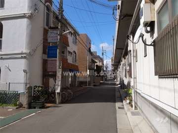 敷地の北側には道を挟んで、阪急神戸線の高架があります。