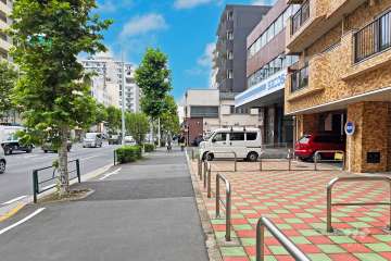 敷地の南西側前面道路（南東側から）