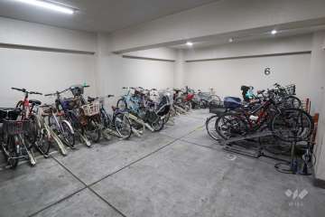 屋内に設けられた駐輪場