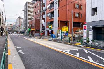 敷地北側の前面道路（西側から）