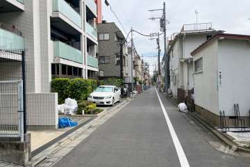 敷地南側の前面道路（西側から）