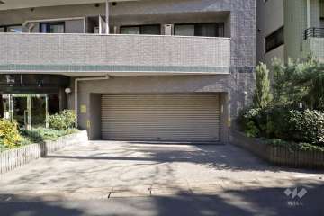 駐車場出入口（シャッター付き）